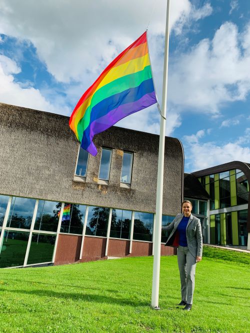 hijsen van de regenboogvlag door wethouder Wendy Renzen